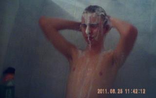 Boy unter der Dusche