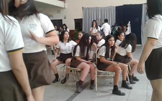 schoolgirls playing colegialas jugando las sillas