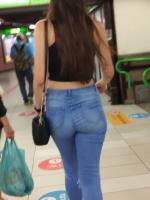 Teen with beautiful ass walking...couldn't resist!