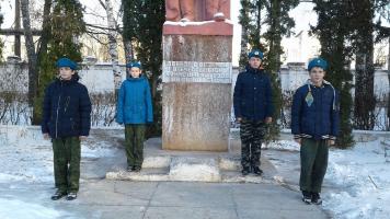 Уборка территории памятника Воину-освободителю в Великой Отечественной войне 1941-1945 годов
