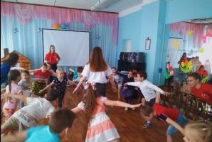 В детском саду "Красная шапочка" волонтеры отряда "Горячие сердца" провели игровую программу
