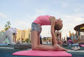 Outdoor yoga in front of a shopping centre