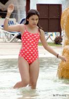 Nena de 12 en la alberca / 12yo in pool (beach 08)