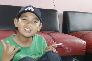 Indonesian boys smoking  34