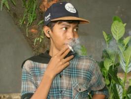 Makassar boys smoking  5