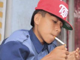 Indonesian boys smoking  46