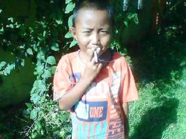 Makassar boys smoking  3