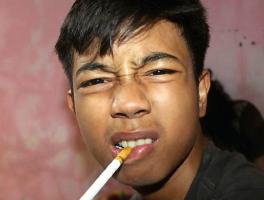Makassar boys smoking  4