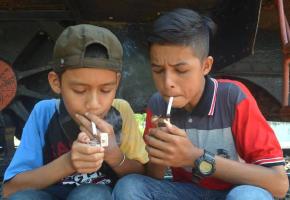 Indonesian boys smoking  40