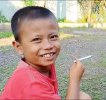 Indonesian child smokers 5